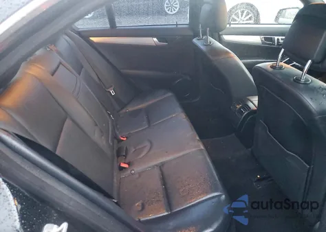 2012 Mercedes-Benz C 250 z USA, uszkodzony, nr VIN WDDGF4HB0CR221114